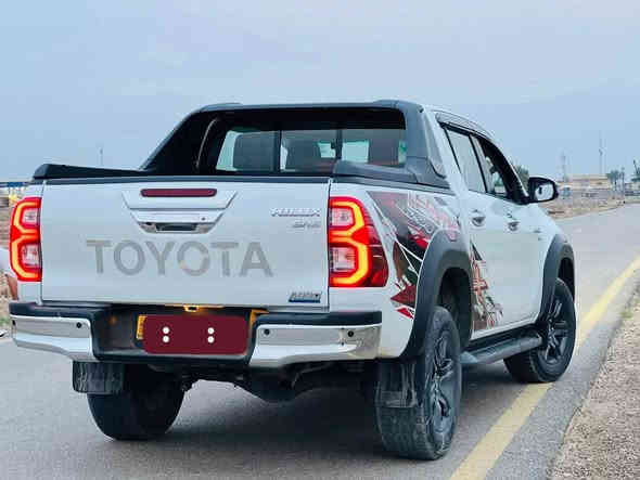 السلام عليكم
تويوتا هالوكس موديل 2023 
مكينه V6
مكفوله كفاله عامه 
السبير منازل ابد بعده عل شركه 
رقم واصط السنويه لل28 مشروع وطني
السياره مكانها بغداد 
رقم انكليزي دولي 
السياره سونارها اوياها
ماشيه 77 الف 
*********** رقم صاحب السياره
