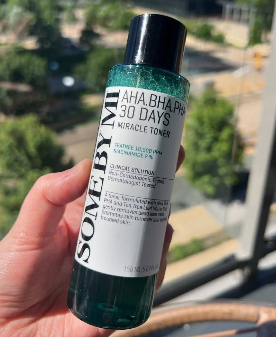 SOME BY MI AHA. BHA. PHA 30DAYS MIRACLE TONER - 150ML 🇰🇷💯
سوم باي مي تونر مقشر بالاحماض للوجه تونر المعجزة بوظيفة مزدوجة لاينظف البشرة من الشوائب فقط بل يعالج مشكلة البشرة الباهتة ايضاً ، فهو مثالي لكل من يريد الحصول على بشرة مرنة و نقية مكوناته صديقة للبشرة يحتوي على حمض ألفا هيدروكسي/حمض بيتا هيدروكسي/حمض PHA/نياسيناميد 2% وشجرة الشاي العضويه تساعد هذه المكونات على : تبييض وتفتيح البشره بشكل طبيعي.ترطيب وتغذية البشره ومنحها الرطوبه الازمه خلال اليوم. كما انه يعمل حمض ألفا هيدروكسي و بيتا هيدروكسي و حمض PHA كمقشر فعال لترك البشرة أكثر نظافة وإشراقًا من ذي قبل.

⭕فوائده:-
✅يقلل افراز الدهون الزائدة بالبشرة و يرطب البشرة و ينعشها
✅يخلص البشرة من الشوائب العالقة بالمسامات و الرؤوس السوداء و البيضاء
✅يقشر البشرة ويخلصها من الجلد الميت
✅يحسن من ملمس البشرة و يقوي نسيج الجلد
✅يساعد بالتقليل من اثار الحبوب 
✅قوامه مائي خفيف غير لزج و سريع الامتصاص
✅يمكن استخدامه للبشرة الحساسة و المعرضة للحبوب

✅ طريقة الأستخدام
بعد تنظيف البشرة بالغسول استخدمي التونر ضعي كمية مناسبة من التونر على شريحة من القطن و امسحي البشرة برفق و ركزي على المناطق التي بها حبوب
#الاصلي المنشأ كوريا 🇰🇷💯
السعر ١٥ الاف 
🚘يوجد خدمة توصيل لجميع محافظات العراق ٤ الاف 🚘


**إذا كنت صاحب هذا الإعلان وتريد حذفه لأي سبب، رجاءا أرسل رسالة إلى الدعم الفني**