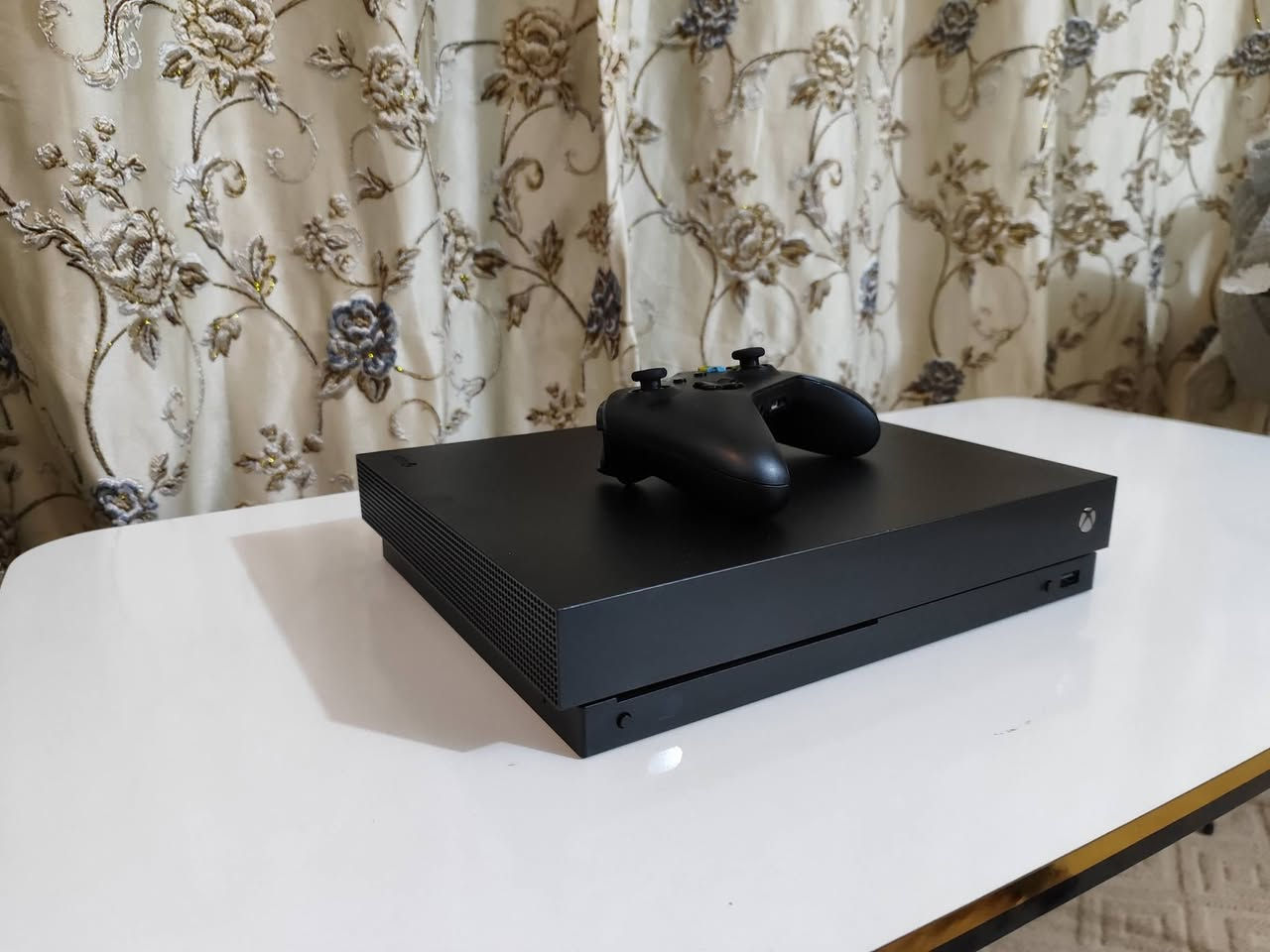 Xbox One X
مع جوستك احترافية 
وكيم باس التمت 5 اسهر (مشترك)
 نظيف جداً شرط الفحص مع ملحقات احترافية (بكج كامل)

Xbox One X 
(نسخة الـ 4K الحقيقية + 1T )، الجهاز قمة في النظافة ومنزلي، ما مفتوح ولا مصلح نهائياً.

مع كافة كابلاته.
يد التحكم الأصلية (السوداء) شغالّة تمام.

يد تحكم Turtle Beach Recon  تحتوي على خصائص صوت وتحكم احترافية  مع كابلها وكارتونها  وستاند مبايل (نظيفة جداً وبدون أي مشاكل).

سماعة ألعاب Krysenix PG2 محيطية مع الكارتون

الحالة: الأجهزة شغالة 100% والصور  توضح نظافة المداخل والأزرار.

السعر (285)  وبي مجال للشراي ، والجهاز والملحقات يستاهلون أكثر بس محتاج أبيعهم "شلع

مكاني بابل /ناحية النيل 

(توصيل موجود) 

واتساب ***********
 
لاتكسر بالسعر اذا مو شراي 

اشتراك كيم باس 5 اشهر  وجوستك احترافي وسماعة محيطية نضافة جدا عالية الله شاهد
