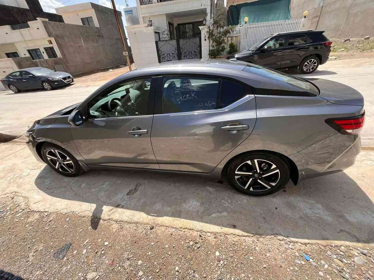 نيسان سينترا 2024    SV بجم خلفي. كبس. 

مواصفات/ بصمة. .  شاشة. كاميرة.  دبل زور.       تحديد سرعة.   تحكم سترين.   كشن. سترين. هيتر.     ويل كروم.   
 
بيها بابين. صبغ. بعد مكفولة.   بدون ارباگ.    حادث خفيف. 

3N1AB8CV4RY205119 رقم شاصي.    سونر مجود 

مكان /كركوك    بيها كوبون بنزين 

رقم/ ‭‭0772 354 0656
