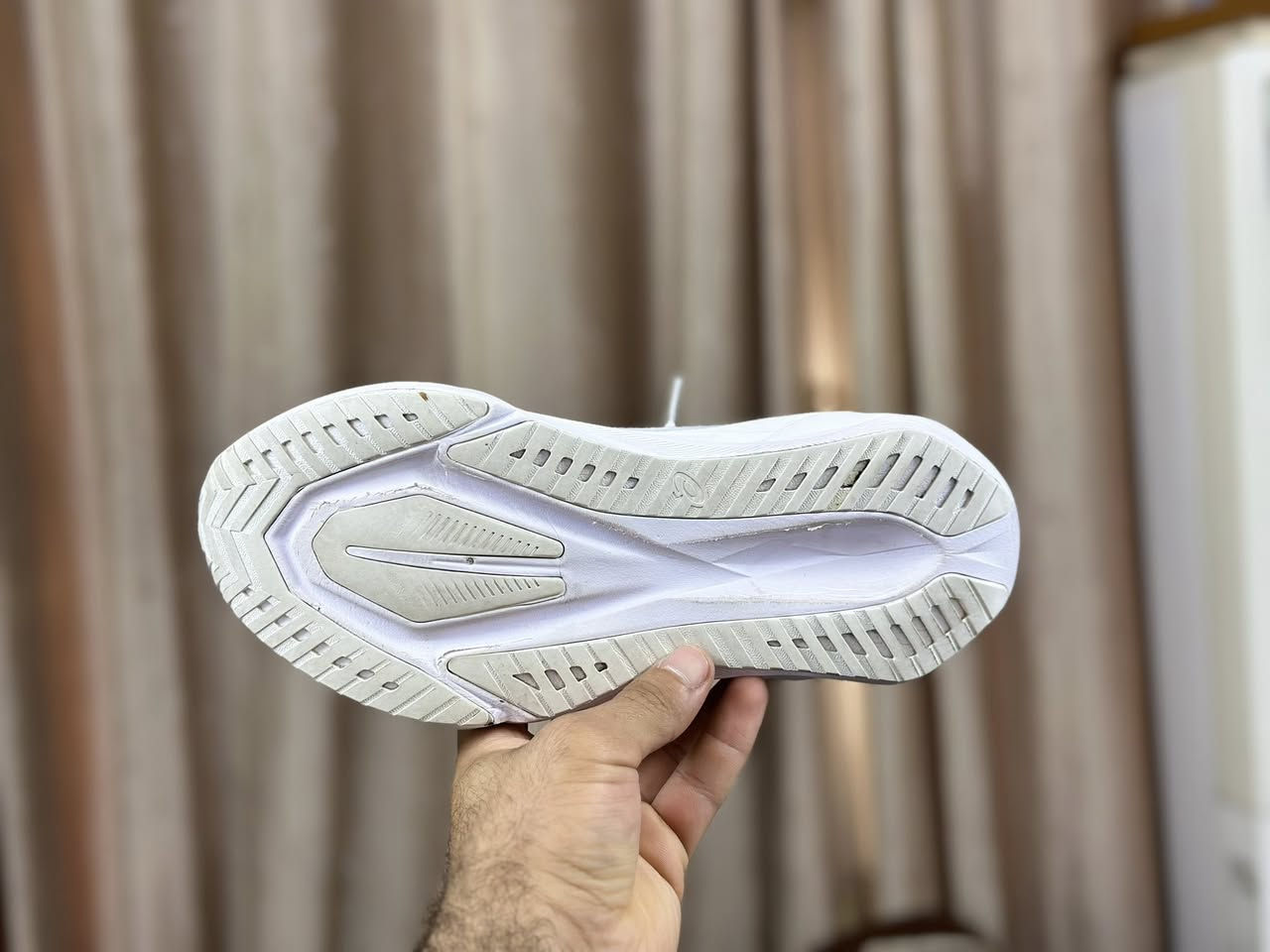 ازيكس حديث 2025
قياس 40
طول القدم 25ونص 
يوجد توصيل جميع انحاء العراق ***********
