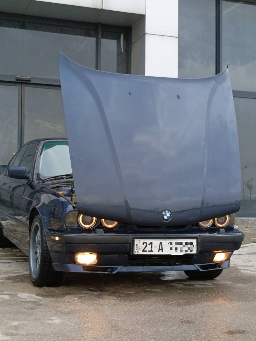 Bmw 525i
مۆدیل 1992 پێش و دوا کراوە بە 1995 ، گێڕ تۆماتیک ،  ڕەقەم سلێمانی بەشەرتی تەحویل و وەکالەت و غەرامە سەنەوی تازەیە عام بۆیاغە ، چاملغی دواوە سایەق قرچێکی هەیە و  چاملغی پێشەوە سەکن قرچێکی بچوکی هەیە
سەیارەکە بەس ماشاللەی ئەوێ توند و تۆڵە چرکەی تیانیە چاڵ و چۆڵ و شوختی نیە بێ مەسرەف
تەبرید سارد و گەرم 
گێڕ و مەکینە بەشەرت بێ سەرف و بوخار سەوت
قوەتی بەس ماشاللەی ئەوێ 
سەیارەکە هی ماڵی خۆمە هی مەعرەز نیە
سعری 65 تۆزێ مەجال
***********
***********
شوێن سلێمانی السليمانية, العراق
