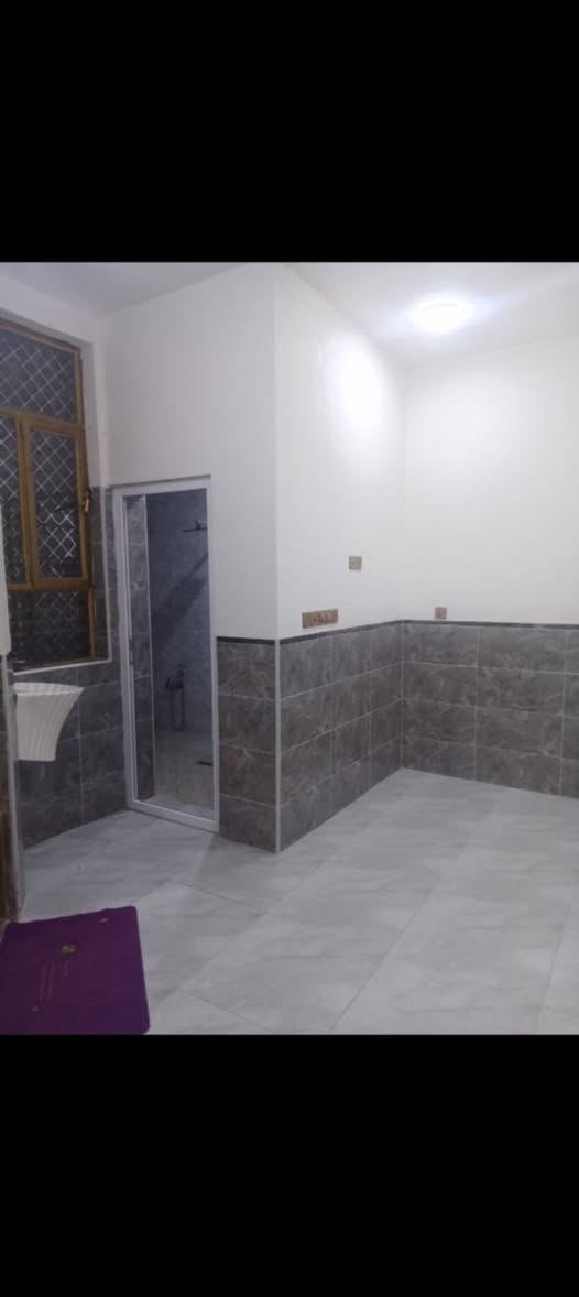 دار مساحتهه 100م 
الواجهة 8ونص والنزال 12 في مجمع الدار السكني قرب سيد اسماعيل.  طابقين سند 25.للبيع... الاستفسار على الرقم *********** ابو الوفة للعقار
