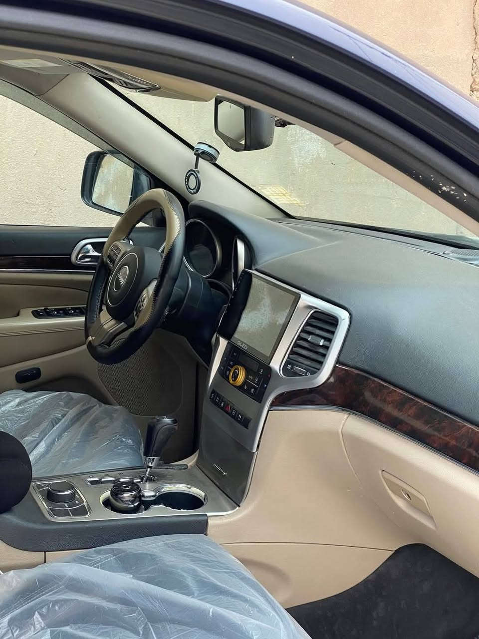 جيب شيروكي موديل ٢٠١٢ محدثة ٢٠١٦ السيارة فول مواصفات وارد خليجي 8سلندر هيمي كشنات SRT السيارة بدون حادث السعر 130 او مراوس
رقم الهاتف:***********
