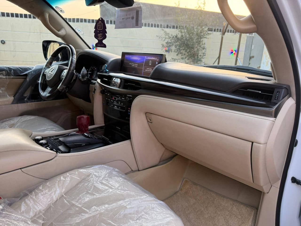 للبيع او المراوس LX_5.7 لكزز موديل 2016 رقم اربيل  هزه وسنويه لغايه 31 تحويل ثاني يوم مكفوله كفاله عامه من الضربه والصبغ والتبديل والبارد وشخط ماشيه 88 الف حقيقي فول مواصفات 1/1 تخم تاير اصلي ياباني حداديه جديده مكينه وكير شرط السياره جديده بمعنى الكلمه استخدام شخصي السعر 6 شدات وبيه مجال ***********
