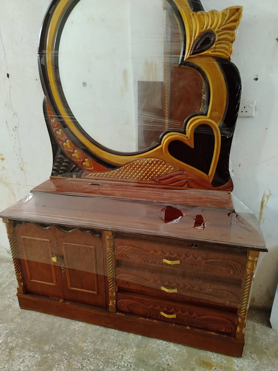 غرفة نوم ٦باب طابقين صاج السعر ٨٥٠ الف العنوان بعقوبة كاطون شارع أبو رباح مجاور مرطبات السيد *********** مزاد ابو كرار الغريباوي
