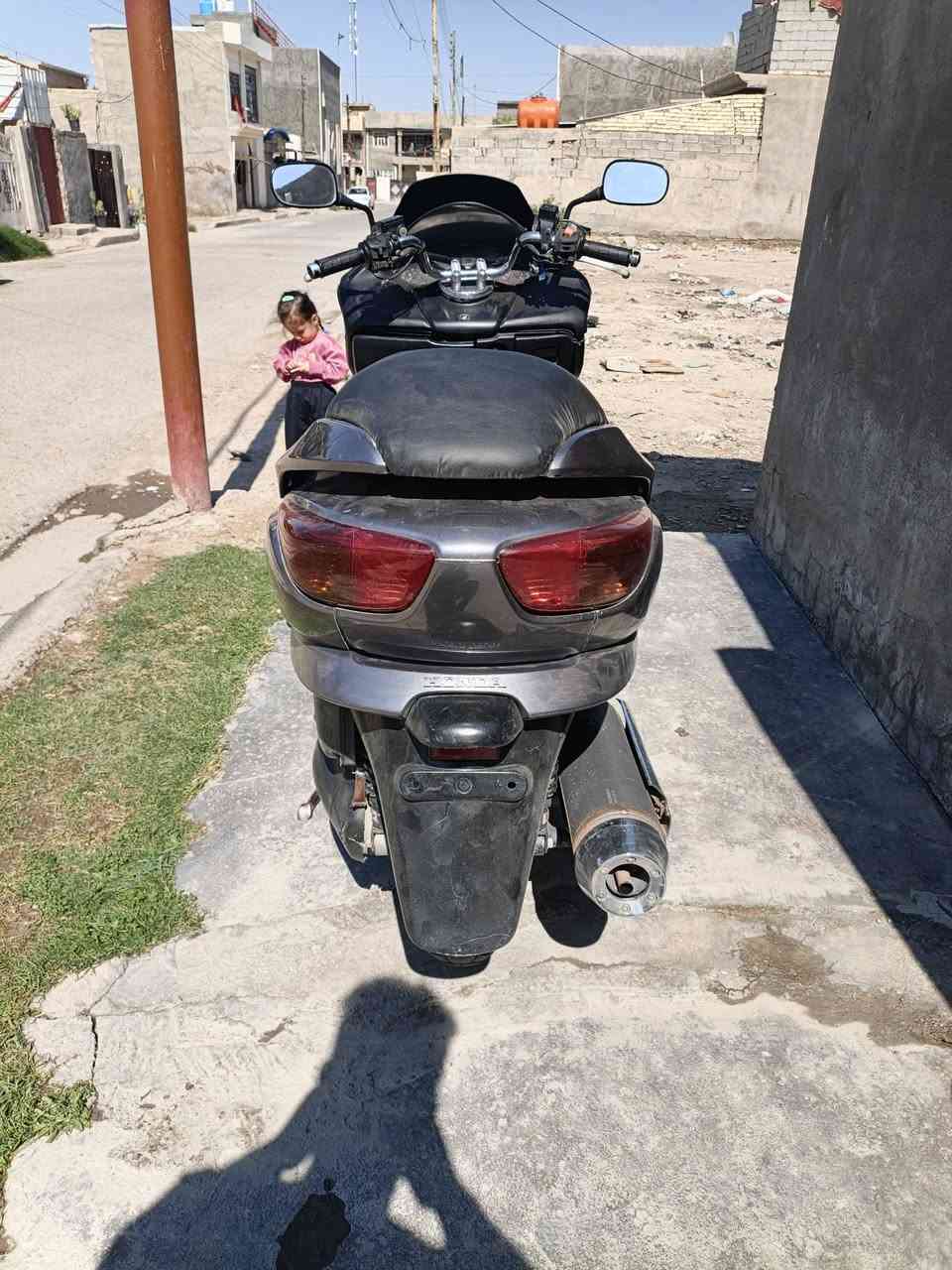 السلام عليكم فورزه 08 للبيع كامله مكمله خير من الله نكره بكل وقت حماوه ربع متصعد للبيع ب 800 وبيها مجال او مراوس بكير سونك موديل 25 وفوك مكاني محموديه حي العسكري وهاذ رقمي *********** بي واتساب وهاذ الاسيه ***********
