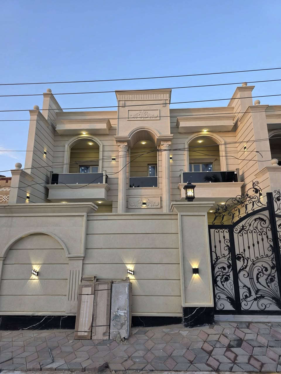 السلام عليكم ....🖤
▪️دار 🏡 زيرو للبيع طابقين /  القادسية - منطقة الحلاوي تبليط وارصفة كاملة البيت فوووول تصميم حديث 
▪️مساحـــة الـــدار 300 متر الواجهه 10 متر 💯
▪️4 غـــرف نـــوم + 3 مـــجاميع صــحية + مناور عدد 2
▪️اســتقبال كبير + مطــبخ + صاله وسطية كبيرة + حديقة 
- واجهه الدار حلان👇 سحب ملكي + السطح شتايگر + الصحيات نظام دفن + الابواب قاصة + المغاسل تعليگ بورسلين + الابواب الداخلية تركي درجة اولى + گراج سيارة + بورسلين دبل لمعه + الشبابيك المنيوم
▪️للأستفسار: ***********
