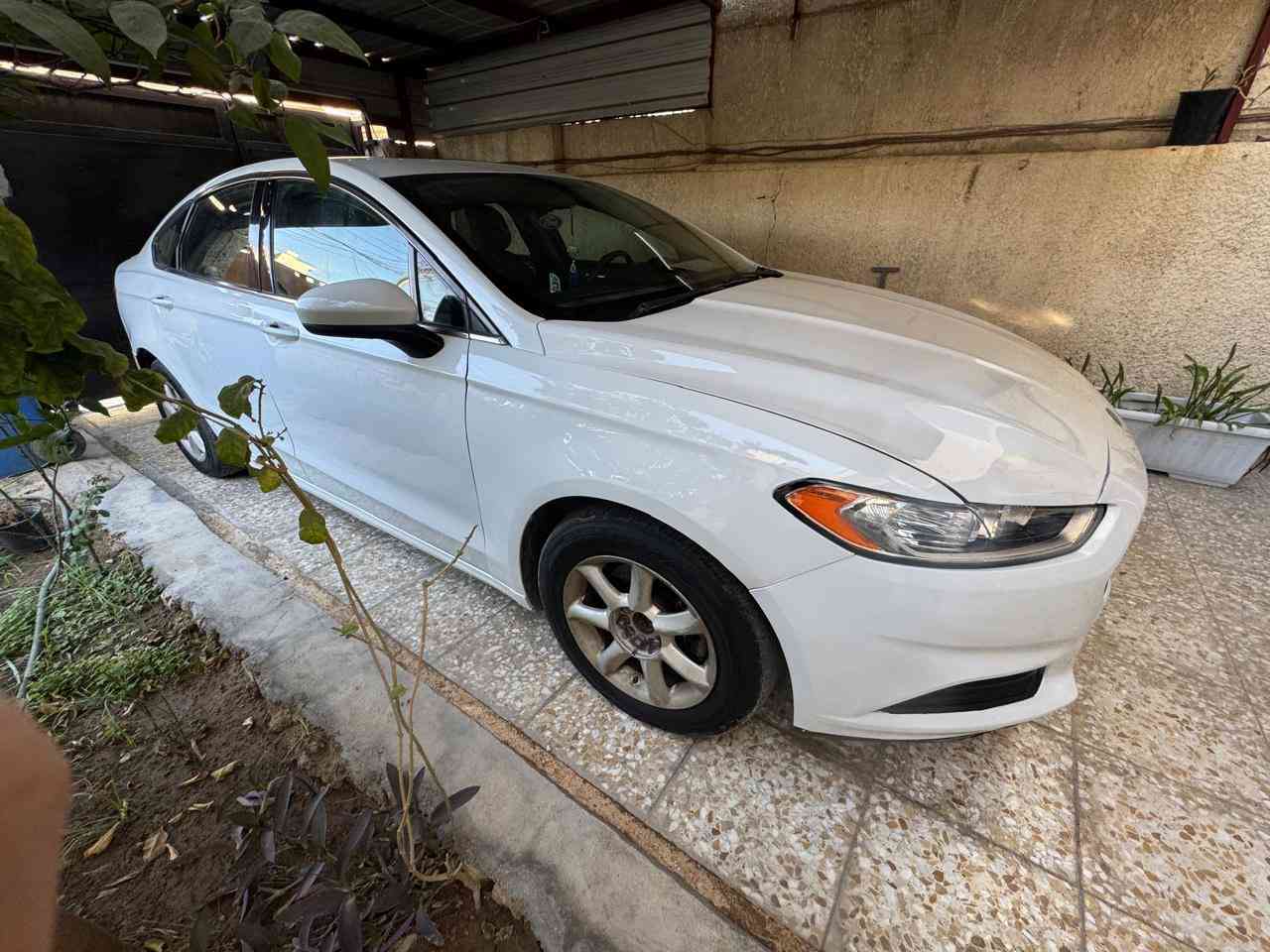 فورد فيوجن موديل 2013  محرك 2500 تنفس طبيعي اللون ابيض بغداد الصور المرفقة نظافة السيارة جيدة الحادث الأصلي دعامية جهة المعاكسة للسائق ومبدل الدعامية مع صبغ طرف البنيد وأجزاء اخرى نتيجة شخطات الشواصي واللغود سليمة السيارة موجدة ببغداد للتواصل (***********) اتصال فقط واتساب او رقم ، السعر 95 ورقة بيها مجال بسيط
