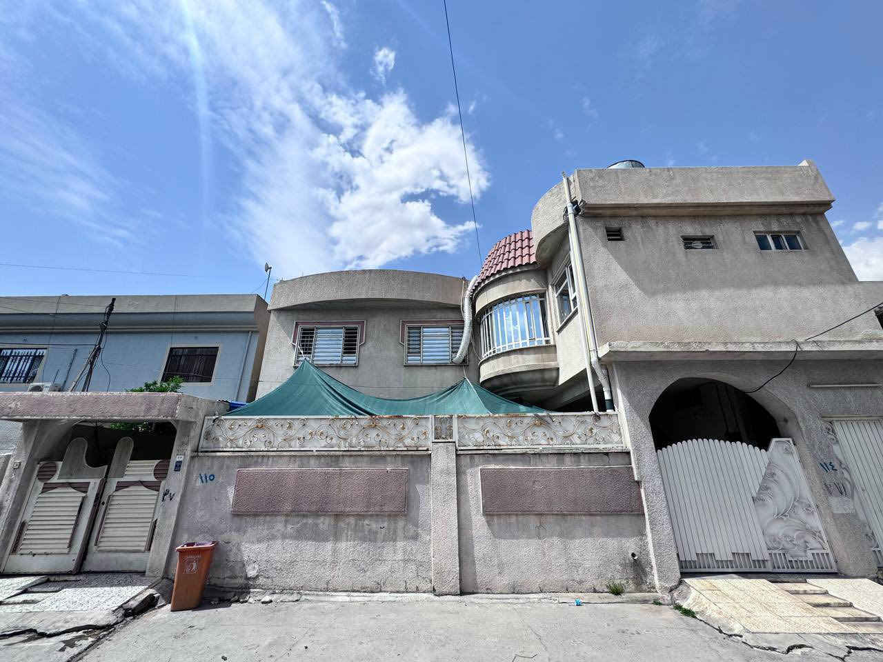 سعر الدار 220 مليون
دار للبيع ( حساب ارض )
الموقع : حي البلديات ( قرب مسجد الايمان )
المساحة : 220 متر 
الواجهة : 11 متر
الاتجاه : شروق تام
فرع صبة
الطابق الاول : غرفة نوم هول واستقبال ومطبخ وصحيات
الطابق الثاني : 3 غرف نوم وهول وصحيات 
نستقبل عروضاتكم في اغلب مناطق الجانب الايسر
موقع المكتب : سايدين السكر 

للاستفسار الاتصال على الارقام

***********
***********
