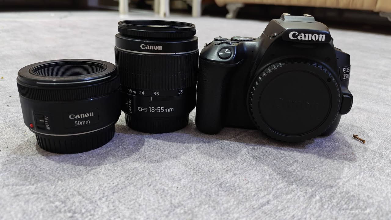 📸 للبيع: Canon 250D (EOS Rebel SL3) بحالة ممتازة جدًا
مواصفات الكاميرا:
✅ مستشعر APS-C بدقة 24.1 ميجابكسل 
✅ معالج DIGIC 8 السريع 
✅ تصوير فيديو 4K UHD 
✅ شاشة لمس متحركة بالكامل (Vari-Angle)
 ✅ نظام تركيز Dual Pixel AF (في تصوير Full HD) ✅ اتصال Wi-Fi وBluetooth 
✅ خفيفة الوزن وسهلة الاستخدام، مناسبة للمبتدئين والمحترفين وصناع المحتوى.
المرفقات:
 📷 عدسة Canon 18-55mm 
📷 عدسة Canon 50mm f/1.8 
🔋 بطارية عدد 1
💾 كارت ذاكرة 32GB 
🛡️ درع جيلاتين لحماية شاشة الكاميرا
💰 السعر:550 الف
📍 الكاميرا بحالة ممتازة وجاهزة للاستخدام مباشرة.
📞 للتواصل عبر واتساب أو الاتصال: 

***********

اذ تحب تشوف تصوير الكاميرا ودقتها ادخل هنا 
https://www.instagram.com/fusion__pho?igsh=MWgyMHhydmRyYjNwNg==
