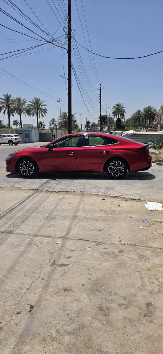 🚗 #للبيع_سوناتا_موديل_23_فول 🚗
هيونداي سوناتا موديل 2023 (وارد أمريكي) - فول مواصفات بحالة ممتازة جداً فول مواصفات.
 ⚙️المحرك والأداء:
 المحرك: 4 سلندر بسعة 2.5 لتر (تنفس طبيعي)، يجمع بين القوة والاقتصادية.
 الإضافات: السيارة عليها تزويد تعديل رياضي مميز يعطيها أداء ومظهر خاص.
 الممشى: 45 ألف فقط (حقيقية).
 الصبغ: قطعتين فقط (دعامية + شبر فوك اللايت).
 الداخل: سليم تماماً وبحالة الشركة (بدون داخل).
 الإيرباك: سليم بالكامل وجاهز (بدون إيرباك
 ✨ أبرز مواصفات الـ (فول مواصفات) لهونداي سوناتا 2023:
 التصميم الخارجي:
 إضاءة أمامية وخلفية Full LED بتصميم السوناتا الرياضي المميز.
 فتحة سقف بانوراما بالكامل.
 رادارات أمامية وجانبية
 (ويلات) ألمنيوم حجم كبير بتصميم رياضي مميز.
 بصمة تشغيل وبصمة أبواب مع ميزة التشغيل عن بعد.
 المقصورة والرفاهية:
 كراسي جلد (فول كهرباء) مع ميزة التدفئة
 شاشة عرض ديجيتال كبيرة (عدادات رقمية بالكامل) تتغير حسب وضعية القيادة.
 شاشة وسطية كبيرة تدعم Apple CarPlay و Android Auto ونظام ملاحة (Navigation).
 نظام صوتي ممتاز (Premium Sound System).
 شاحن لاسلكي ذكي للهواتف.
 أنظمة الأمان والقيادة الذكية:
 نظام القيادة الذاتية الذكي (تحديد مسار والحفاظ على المسار).
 رادار مانع تصادم أمامي وخلفي مع كبح تلقائي عند الطوارئ.
 نظام مراقبة النقاط العمياء في المرايا الجانبية.
 حساسات أمامية وخلفية للمساعدة على الوقوف.
 وضعيات قيادة متعددة (Eco, Comfort, Sport, Smart).
 📌 السيارة جاهزة من كل النواحي، مسرفسة وجاهزة للتحويل.
📞 للاستفسار أو معرفة السعر، يرجى المراسلة على الخاص أو الاتصال على الرقم: [***********]
