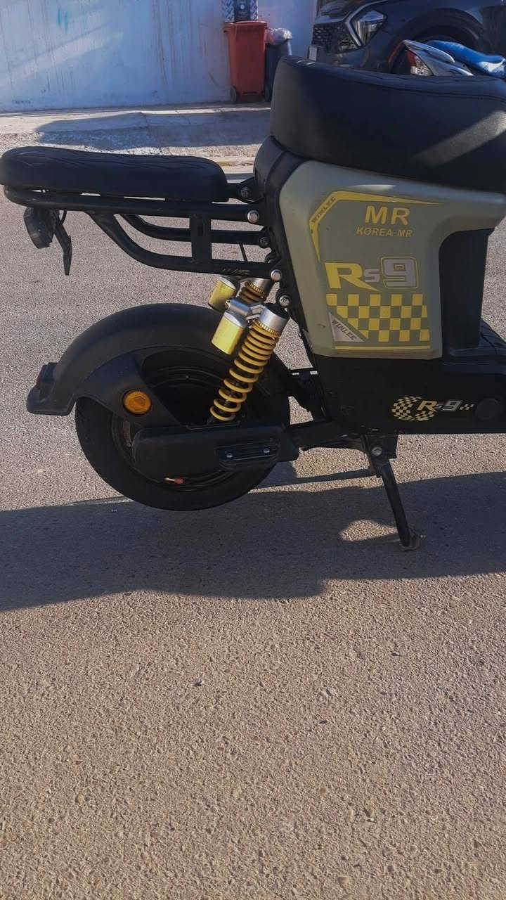 السلام عليكم دراجة شحن Rs9 بطاريات 5 كبار مو صغار  اخت الجديدة صار 4 أشهر من جايبها مكفولة من كلشي الدراجة وياها كارت تشغيل العدد 2 وبصمة العنوان بغداد حي العامل سعر 400 وبيها مجال حك الجية الرقم ***********
