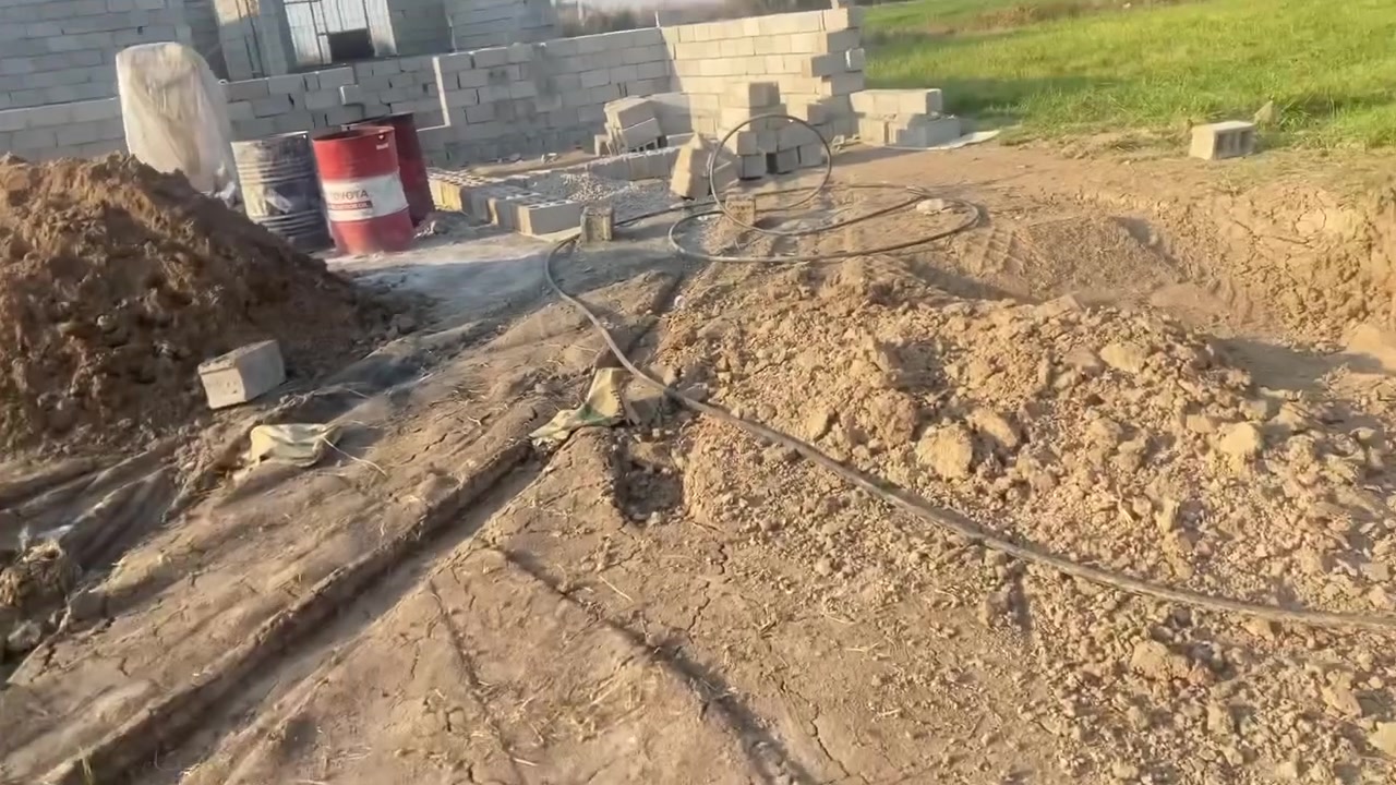 السلام عليكم
قطعه للبيع زراعيه  مساحتها 400متر واجه 16 ونزال 25 بيه هيكل كهرباء ومي واصل مكان صويره حي القدس سعر 7 ملايين وبيها مجال للشراي رقم ***********
لموشراي لايتصل
