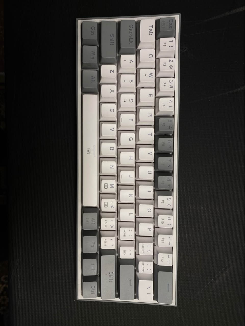 🔥 للبيع كيبورد Redragon FIZZ K617 (الغني عن التعريف) 🔥
كيبورد ميكانيكي احترافي للألعاب، بحالة الوكالة ونظافة تامة! 🕹️
 * 🔴 السويج: أحمر (Red Switch) - استجابة سريعة، ملمس ناعم وهادئ جداً.
 * ✅ الحالة: مستعمل جديد (نظافة 100% مع الكرتون وكامل الملحقات).
 * 🛡️ الضمان: ضمان فحص وتشغيل لمدة شهر كامل
✨ أهم المميزات:
 * ⌨️ حجم 60%: يوفر مساحة كبيرة للماوس ومثالي للجيمينج.
 * 🌈 إضاءة RGB: ألوان خرافية مع أنماط تحكم متعددة.
 * 🔌 سلك Type-C: قابل للفصل لسهولة النقل.
 * 🛠️ Hot-Swap: يدعم تبديل السويتشات بسهولة.
💰 السعر: 25 ألف دينار (قفل).
📍 المكان: الموصل.
⚠️ ملاحظة: التواصل حصراً عبر الاتصال بالرقم، لا أتواجد على الخاص.
📞 للاتصال: *********** موصل, نينوى
