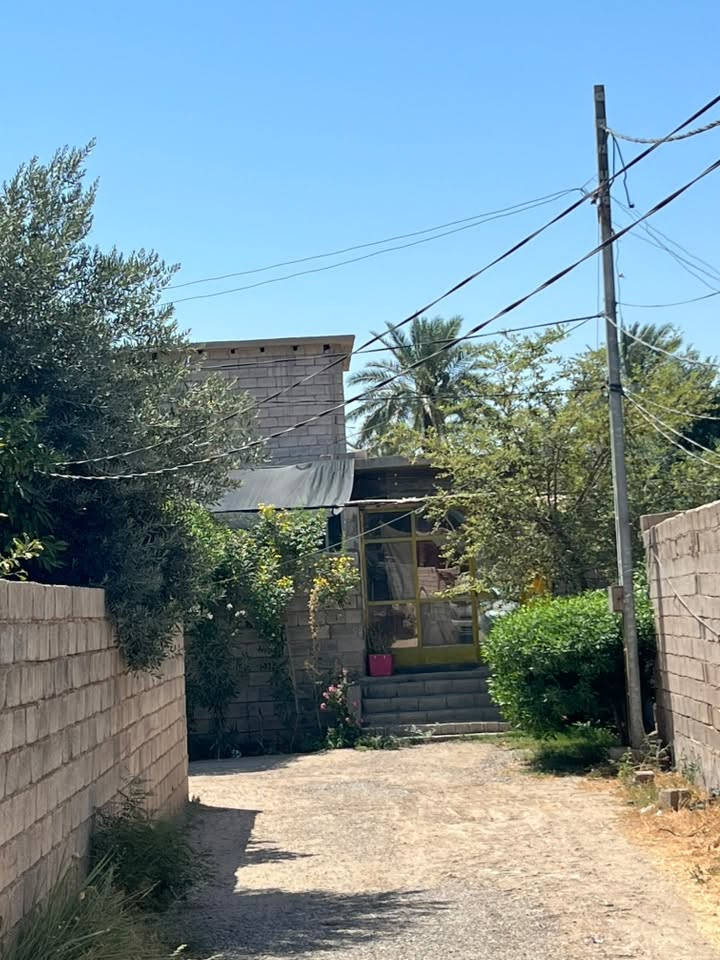 بيت للاجار او بيع مساحه البيت تقريبا ٢٠٠متر ومساحة الارض  تقريبا   ٦٥٠متر مع مزرعه داخلية بناء حديث غرفتين نوم صاله كلش جبيرة حمام داخلي بناء حديث بي نواقص تفاصيل اكثر اتصل مكانه شهربان الهارونيه ***********
