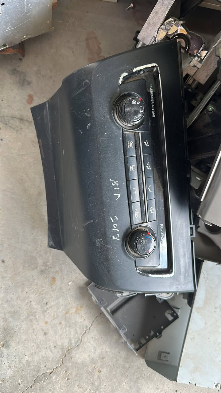 تفضل وتساب. شاشه كصه حاويه توصيل 🚚 موجود ***********
