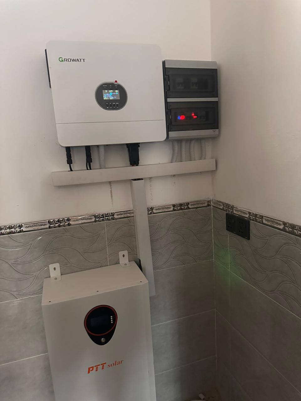 اليوم الخميس الموافق 19/02/2026
تم بعون الله إكمال نصب  وتشغيل منظومة  للطاقة الشمسية في #قضاء #مندلي #الندا
تجهز 20 أمبير نهارا  16 أمبير ليلا وتتكون المنظومة من:-
1-ألواح شمسية عدد 10 قدرة اللوح الواحد 640 واط
2- بطارية نوع ليثيوم قدرتها 15 كيلو واط
3- أنفيرتر  قدرته 6 كيلو واط
4- بورد خاص بالمنظومة متكامل الحماية
5- هيكل حديد مغلون مقاوم للصدا
#ملاحظه: لانعمل ببطاريات التجميع الرديئة

بإدارة عمر ياسين 
وحسن سالم
للأستفسار أكثر الأتصال او مراسلة الأرقام  التالية. ‏
***********
***********
