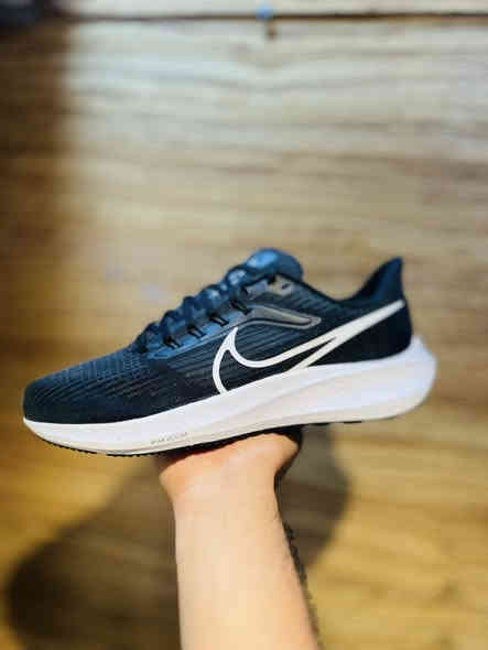 نايك اير زوم
باله امريكي اصلي 
قياس 42
طول القدم27 
النظافه 100.100
توصيل جميع المحافظات 
للحجز واتساب 
***********
