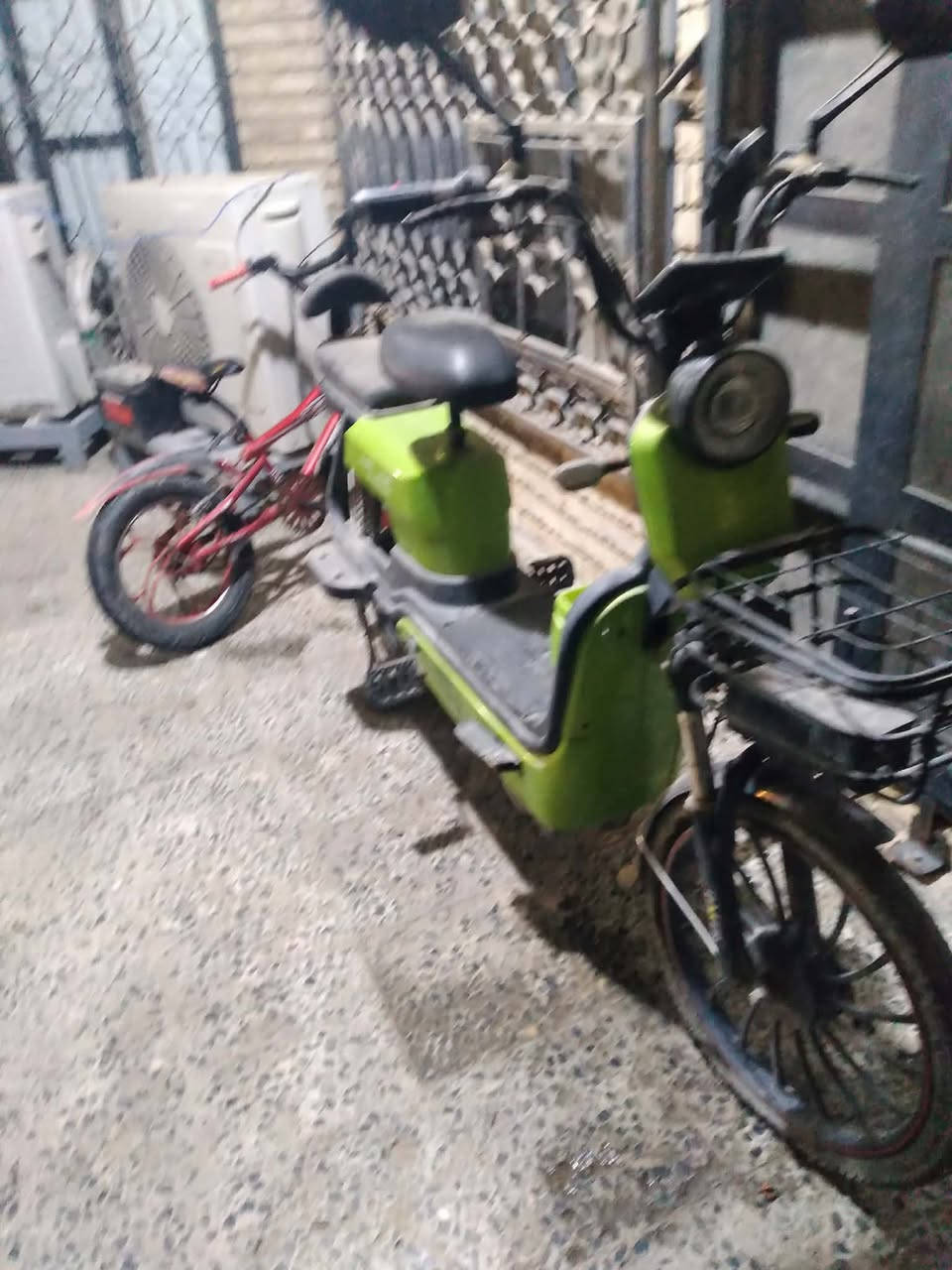 السلام عليكم عندي دراجة شحن نضيفة حيل نقصها بس بطاريات استعمال قليل السعر 250 الرقم ***********واتساب
