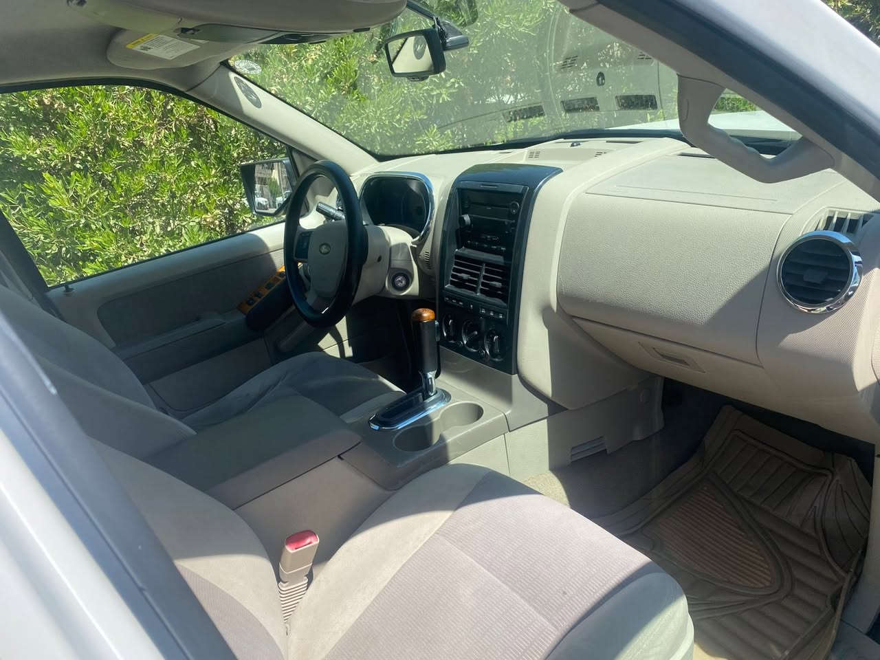 فورد. اكسبلور
2007
بدون صبغ 
گير محرك اكسل بشرط 
واتساپ 
***********
