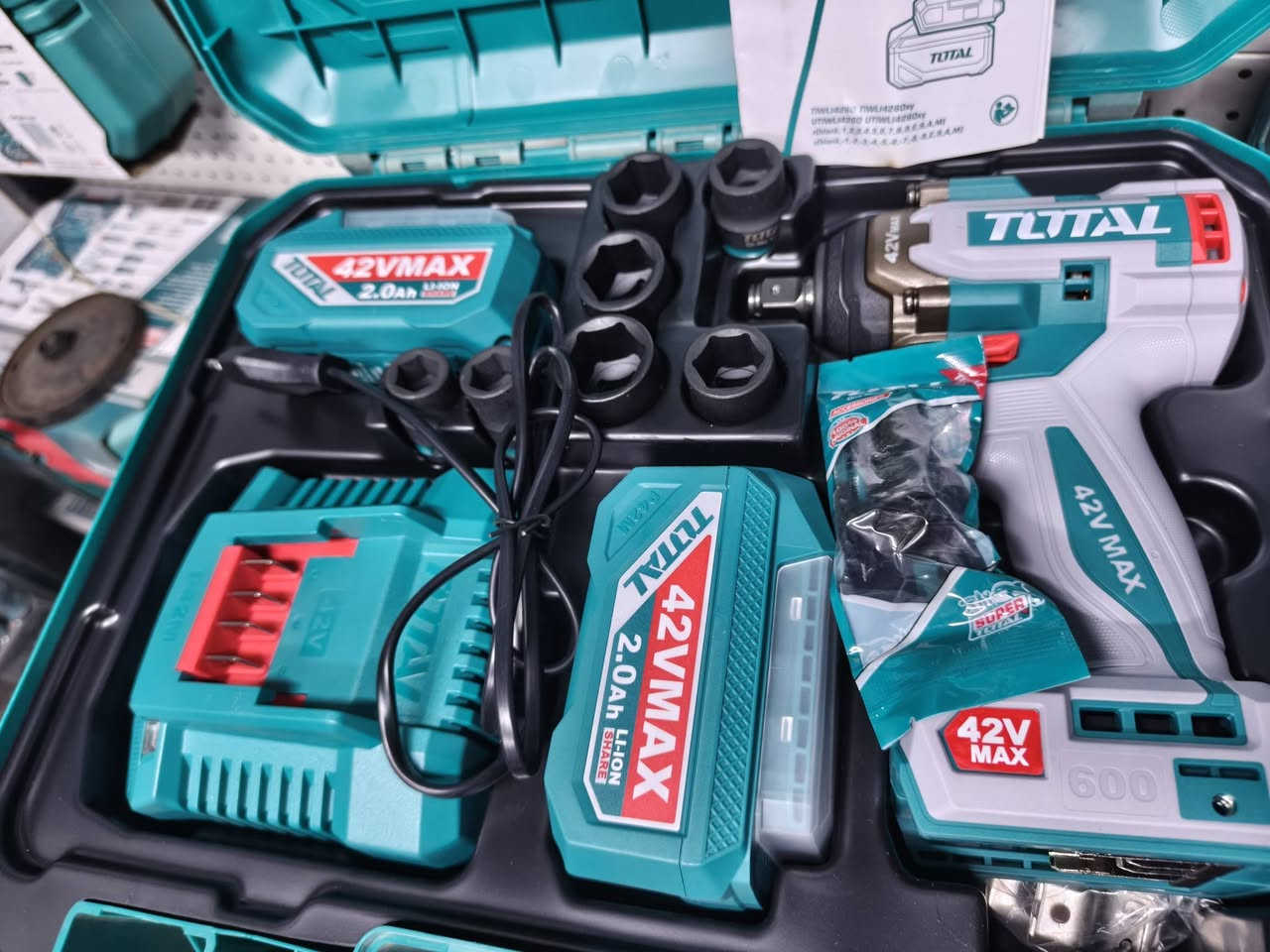 دريل شحن 42 فولت لقمه بعزم 600 نيوتن برشلس 3 سرع يحتوي على نضام التقطيع معه بطاريات عدد 2 بقوه 2 امبير 42 فولت معه شاحن سريع وتحويله امباكت وسيت لقم توتل 
الحجز والاستفسار مراسله الصفحة
https://www.facebook.com/share/1Fsf8nuuzv/
الاتصال ***********
متوفر توصيل الجميع المحافظات العراق 5 الف
