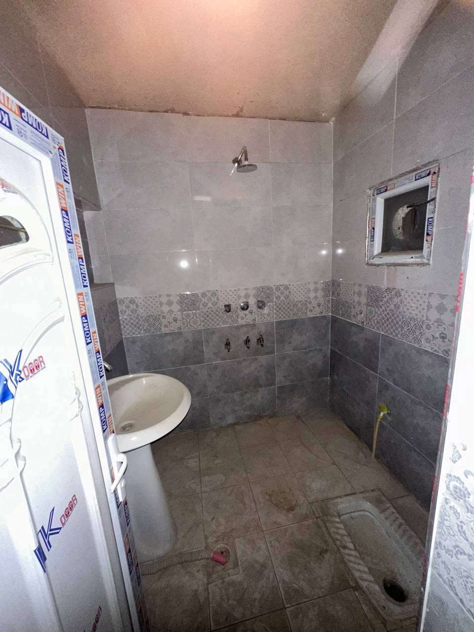 🏡🔥 بيت للإيجار في موقع مميز ببغداد 🔥🏡
📍 الموقع: حي الأعلام شارع المستوصف … يرهم تجاري او معهد او روضة او سكني

قريب جداً من تقاطع درويش وعلى موقع حيوي وقريب من الخدمات.

🏠 تفاصيل البيت:

✔ استقبال واسع

✔ صالة

✔ مطبخ

✔ 3 غرف نوم

✔ غرفة سويت كبيرة

✔ خدمات عدد (2)

✨ مميزات البيت:

✔ موقع ممتاز وهادئ

✔ مناسب للعوائل

✔ قريب من الشوارع الرئيسية والخدمات

✔ بناء مرتب ومناسب للسكن

💰 الإيجار والتفاصيل:

اكتب (تم) في التعليقات أو أرسل رسالة ليصلك السعر وكامل التفاصيل على الخاص 📩

📩 للتواصل:

خاص على الماسنجر أو عبر الاتصال ☎️
***********

#الرواد_للعقار
