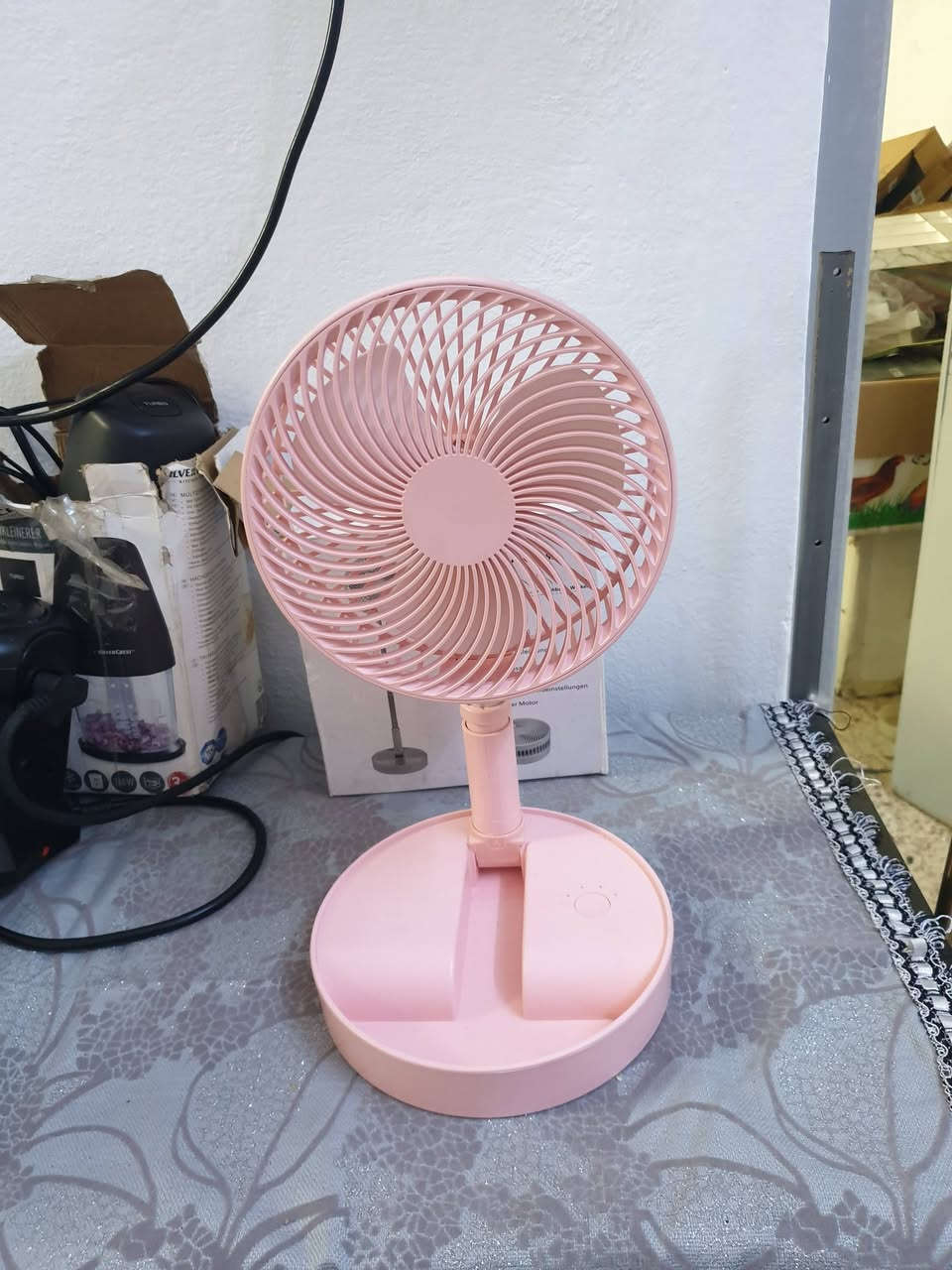 هذه مروحة مكتب قابلة للطي والشحن باللون الوردي.المروحة مزودة ببطارية 7200 مللي أمبير وتوفر سرعات رياح متعددة.يمكن طيها لتصبح مروحة مكتب صغيرة أو تمديدها لتصبح مروحة أرضية.تدور المروحة بزاوية تصل إلى 180 درجة، مما يسمح بتعديل اتجاه الهواء بسهولة


**إذا كنت صاحب هذا الإعلان وتريد حذفه لأي سبب، رجاءا أرسل رسالة إلى الدعم الفني**