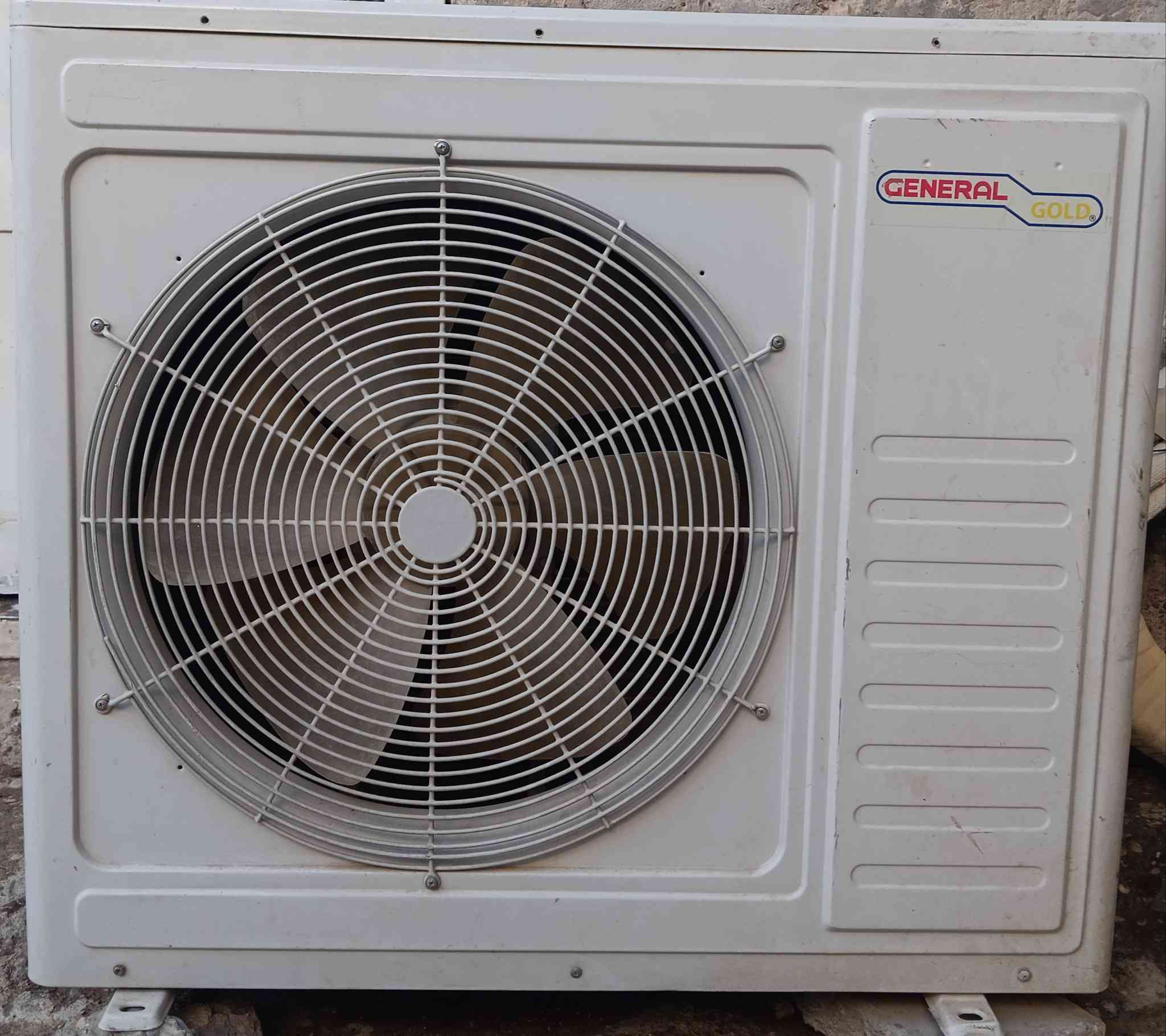 سبلت 3 طن دفئه وتبريد شغال
100/100 بيع مستعجل 
التواصل على الرقم  ***********
