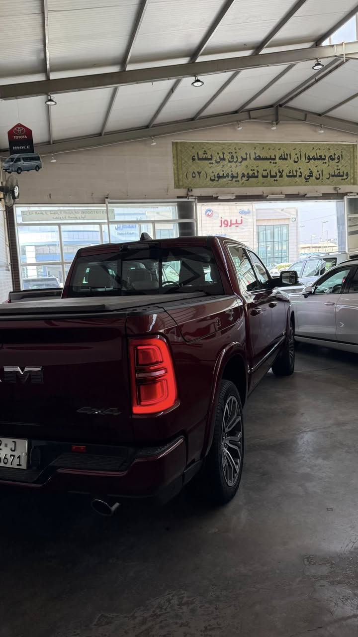 رام 1500 - تنگستن 
الموديل: 2025 (خليجي)
المحرك: 3.0 لتر 6 سلندر (I-6) توين توربو 
القوة الحصانية: 540  
عزم الدوران (نيوتن-م):
ماشيه 15 الف كم 

المواصفات: 
*نظام دفع رباعي 4 x 4 متطور 
*نظام التعليق الهوائى (جكات)
*بانوراما
*صناديق حمولة خارجية على جوانب الصندوق (رام بوكس)
*الصندوق كهربائي
*دواسات جانبية كهربائية
*ويل المنيوم قياس 22 انج 
*شاشة التحكم الرئيسية بقياس 14.4 انج مع نظام ملاحة 
*شاشة ترفيهية للراكب الامامي لمس بقياس 10.25 انج ومدخلHDMI وUSB 
*شاشة القيادة الرقمية بقياس 12 انج 
*شاشة عرض لوحة القيادة على الزجاج الأمامي (داتا شو)
*رادار مع خاصية التوقف والانطلاق 
*حساسات امامية وخلفية
*كاميرات 360 للرؤية المحيطية 
*المرآة الداخلية مزودة بشاشة لعرض الكاميرا الخلفية
*تحذير النقطة العمياء 
*تحذير الخروج عن المسار
*نظام المحافظة على البقاء فى المسار 
*نظام التعرف على اشارات المرور 
*خاصية المساعدة على التوجية فى التقاطعات لتفادى الحوادث
*نظام مانع تصادم خلفي 
*نظام القيادة شبه الذاتية
*مقصورة الركاب من الجلد الفاخر بلونين
*مقعد السائق والراكب والمقاعد الخلفية مبردة ومدفئة
*مقعد السائق والراكب مساج
 *مقعد السائق والراكب قابل للتعديل كهربائيًا بـ 20 وضعية
*مقعد السائق مزود بذاكرة لحفظ وضعيات الجلوس
*نظام ابل كار بلاى و اندرويد اوتو لاسلكي 
*نظام صوتي فاخر Klipsch Reference Premiere مع 23 مكبر صوت 1228 واط 
*دخول ذكي (بصمة)
*نظام التشغيل عن بُعد
*مصابيح أمامية أوتوماتيكية زينون مع مصابيح نهارية LED وكشافات ضباب LED 
*نظام التحكم التلقائي في الضوء العالى 
*إضاءة متحركة أمامية / خلفية خارجية
*مرايا خارجية قابلة للطي كهربائيًا مدفئة
*ماسحات زجاج أمامي حساسة للمطر
*لوحة شحن لاسلكية مزدوجة
*وضعيات قيادة متعددة 
*وسائد هوائية أمامية متعددة المراحل ووسائد هوائية جانبية ووسائد هوائية أمامية

السعر 98 مليون وبيه مجال 
للاستفسار :***********
