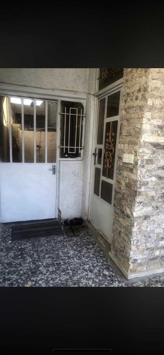 السلام عليكم 
للبيع بيت المساحة 100متر 

الواجهه 5 النزال 20 طابو صرف ترميم جديد مسلح

-مدخلين

-استقبال حولي جبير 

-يحتوي على ثلاث غرف نوم

-شارع عريض 15متر 

العنوان شارع الصحة مقابل مطعم محمد الكردي 

للإستفسار ***********

السعر 195 وبي مجال
