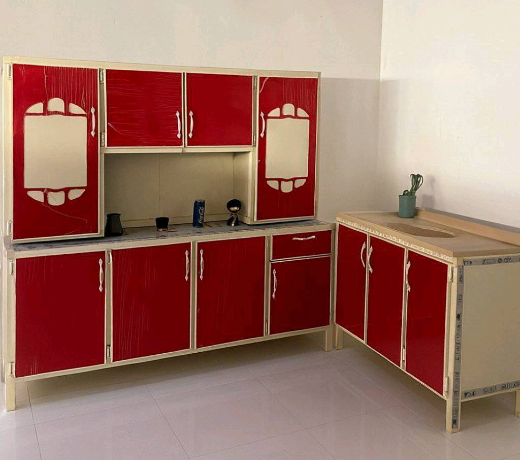 مجموعة كاونترات مطبخ أنيقة ومميزة، متوفرة في ألوان وتصاميم متنوعة تشمل الأحمر، الرمادي، الأسود والأبيض. مثالية لتحديث وتجديد مطبخك بإضافة لمسة عصرية وجذابة. تتكون الكاونترات من خزانة علوية وأرضية مع مساحة لحوض المطبخ.

كل كاونتر مصنوع بدقة عالية لضمان القوة والمتانة، ومصمم للاستفادة المثلى من المساحات في المطبخ.