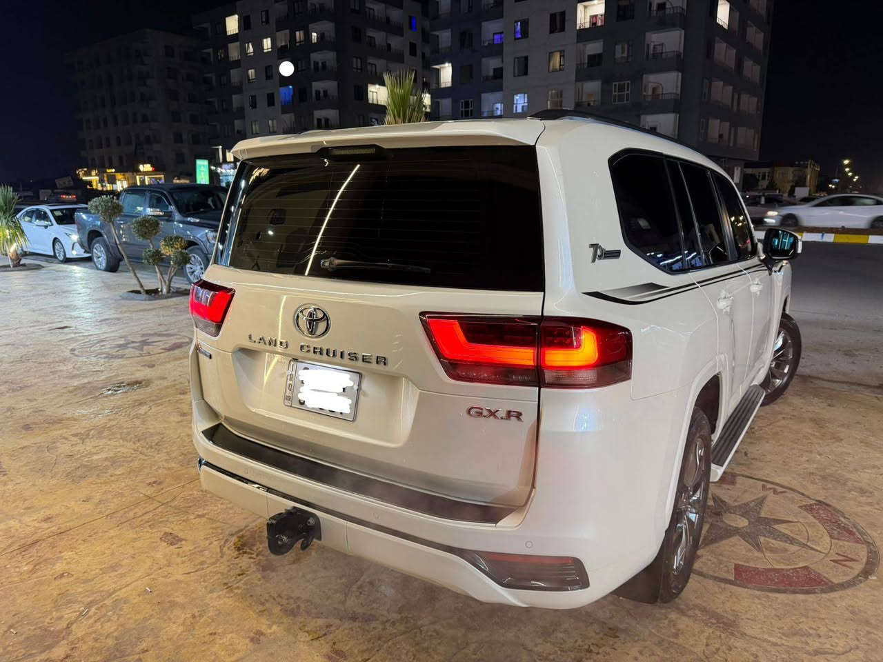 لاندكروز : 2022
الفئة: gxr ثلاث شاشات تطبيق 
المحرك: تنفس طبيعي
المواصفات: فول 
الممشى: 65 الف كم
الوارد: شركة ساز
الحالة: صفر – نظافة عالية
المواصفات:
بصمتين شركة
سلايد
شغال
كاميرا
نظام صوت
حساسات 360 درجة
زراك لايت
شاشة كبيرة
كراسي جلد بلاد
كراسي تبريد وتدفئة
شاشات خلفية بلاد
كراسي كهرباء عدد 2
صندوق كهرباء
ثلاجة
باقي المواصفات المعروفة
التحويل: بشرط التحويل
الضمان: مكفولة ماعدا ربع بنيد صبغ فقط حتى الدعميات بشرط 

موقع السيارة: أربيل
للاستفسار:***********
