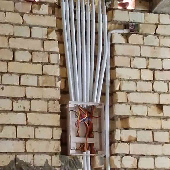 سلام عليكم عامر كهربائي شغل قطعي وبسعر مناسب هذا الشغل في حي دجله *********** واساب
