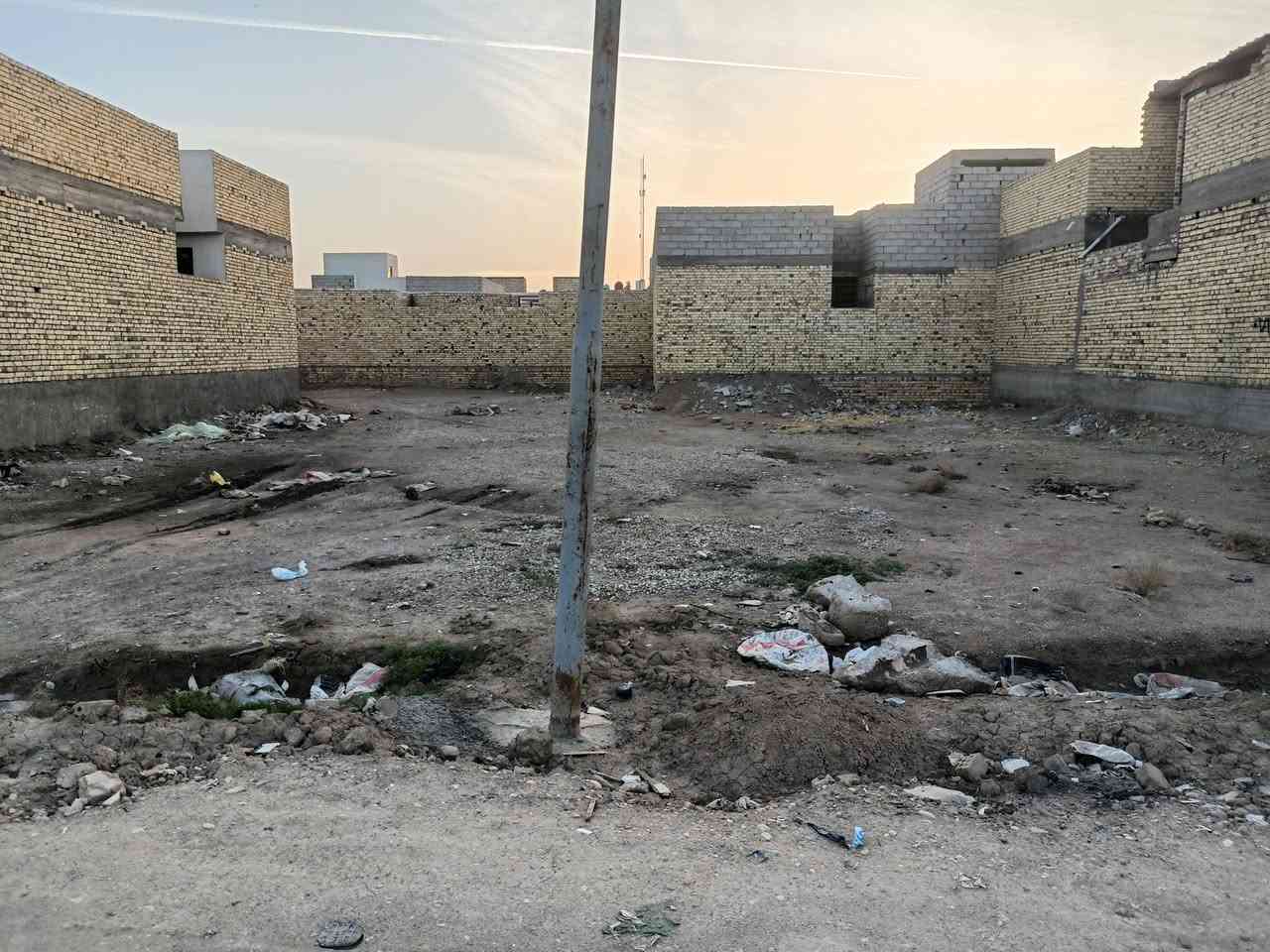 460 متر للبيع مرقمه بلديه حي الحكيم شارع الوائليه تبعد عن صب 50 متر القطعه وجها على ساحه وموقعه كلش حلو
***********
