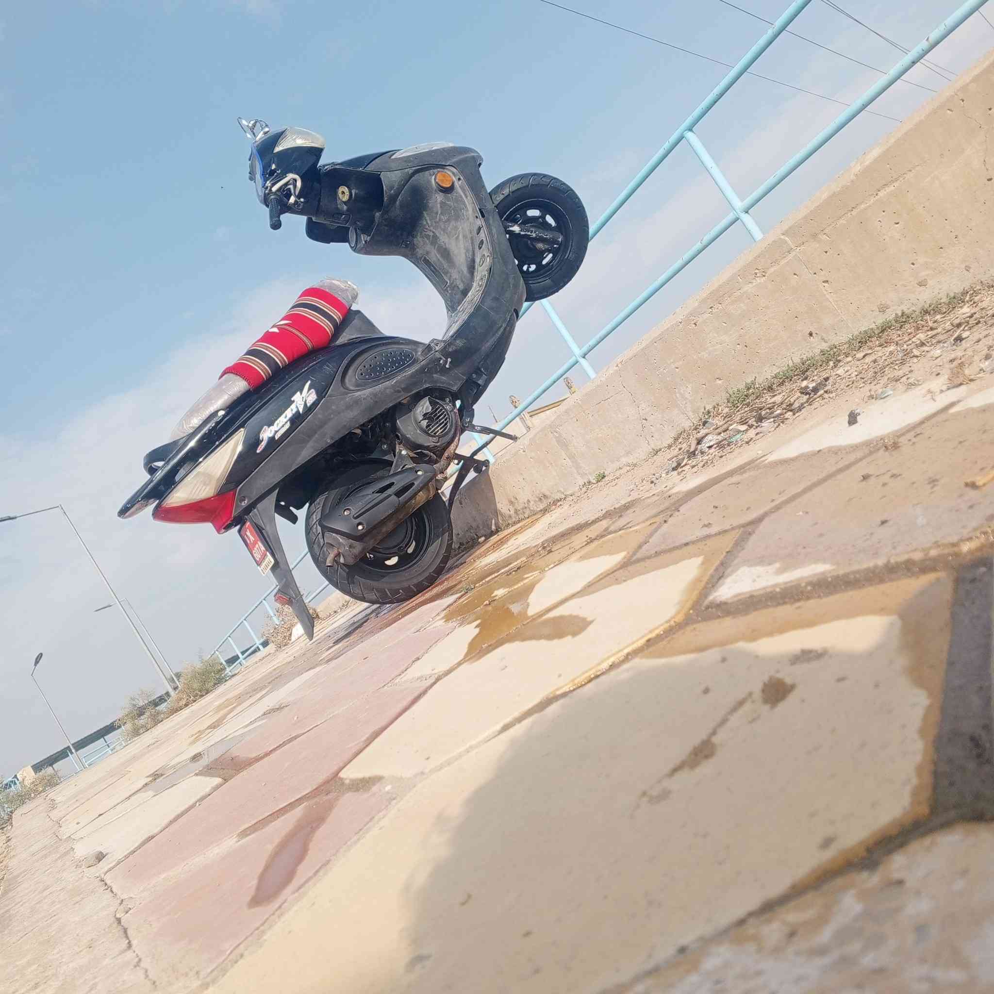 السلام عليكم دراجة كامكو للبيع ماناقصه شي شغاله نص نكره كهربئيات كيجات كلشي شغال التواير جدد الموديل 13 
السعر 600 المكان قلعة السكر والشراي بيه خير ويدلل 
للتواصل ***********
