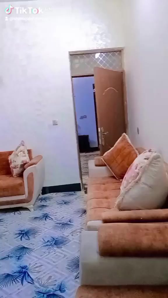 سلام عليكم بيت للبيع مع بعض الاثاث مساحه170 تقيه ثالثه ع شارع العام مقابيل بانزين خانه عبد الامير عبيس***********
