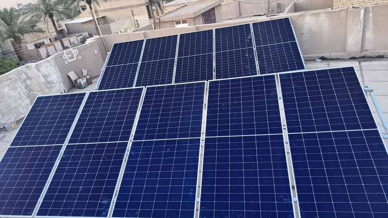 اليوم الخميس الموافق 04/06/2026
تم بعون الله إكمال نصب و تشغيل منظومتين للطاقة الشمسية و تفاصيل هاتين المنظومتين هو كما مبين أدناه:-

*المنظومة الأولى نصبت في #محافظة_ديالى #قضاء_مندلي تجهز 40 أمبير نهاراً و 30 أمبير ليلاً و تتكون المنظومة من:-

1- ألواح Longi عدد 20 قدرة اللوح الواحد 615 واط 
2-بطاريات ليثيوم ماركة شيساج (CHISAGE) عدد 2 قدرة الواحدة 16 كيلو واط و بمجموع 32 كيلو واط
3- إنفيرتر ديا Deye IP65 قدرته 12 كيلو واط مع واي فاي 
4- أجهزة حماية و قواطع ( AC + DC )

*و المنظومة الثانية نصبت في #محافظة_بغداد #قضاء_المدائن تجهز  20 أمبير نهاراً و 20 أمبير ليلاً و تتكون المنظومة من:-

1- ألواح Longi HI-MO X10 عدد 10 قدرة اللوح الواحد 645 واط 
2-بطاريات ليثيوم ماركة ديا (Deye)  عدد 2 قدرة الواحدة 12 كيلو واط و بمجموع 24 كيلو واط
3- إنفيرتر ديا Deye IP65 قدرته 8 كيلو واط مع واي فاي 
4- أجهزة حماية و قواطع ( AC + DC )

مكتب علوم الطاقة #ديالى_قضاء_مندلي

بإدارة كل من / المهندس عمار موسى
                              و يحيى موسى
للإستفسار أكثر الإتصال على الأرقام أدناه
***********
***********
