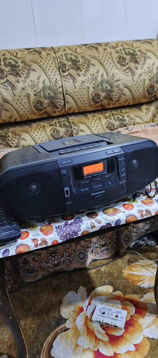 السلام عليكم .
جهاز ستيريو باناسونيك حديث بمواصفات وصوت غاية في الروعة ...الجهاز نظافة ممتازة وبلادي ما مفتوح نهائيا… وياه ريموت اصلي وكيبل الكهرباء…استيراد الكويت وليس اوربي .  المواصفات :
مشغل اقراص CD و MP3 .
مسجل كاسيت بيه خاصية التسجيل الداخلي من الراديو او الاواكس او القرص او الفلاش رام ...
                   تسجيله ممتاز .
راديو باحث AM+ FM  سحب جدا ممتاز مع خزن قنوات مفضلة .
فلاش رام .
اواكس مضخم تكدر تربط النقال او اي جهاز اخر 
مع خاصية ايكولايزر للتحكم بالصوت و بيز التضخيم وتربل تنعيم الصوت مع ستابلايزر مقسم للصوت .
شغل الجهاز جدا ممتاز وصوته عالي و غاية في الوضوح والتجسيم .
السعر ٥٠ الف نهائي .اخوان رجاءا ..للاستفسار او المراسلة موجود خاص او *********** البصرة 
موجود توصيل شركة .
