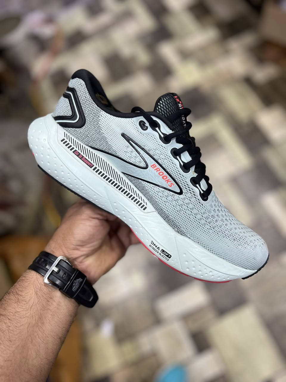 بروكس
غير مستخدم
قياس 40.5
توصيل جميع محافظات 
واتساب
***********
