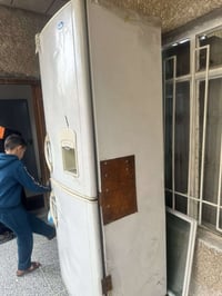 ثلاجة ومجمده • طويله جدا • بيها مجال