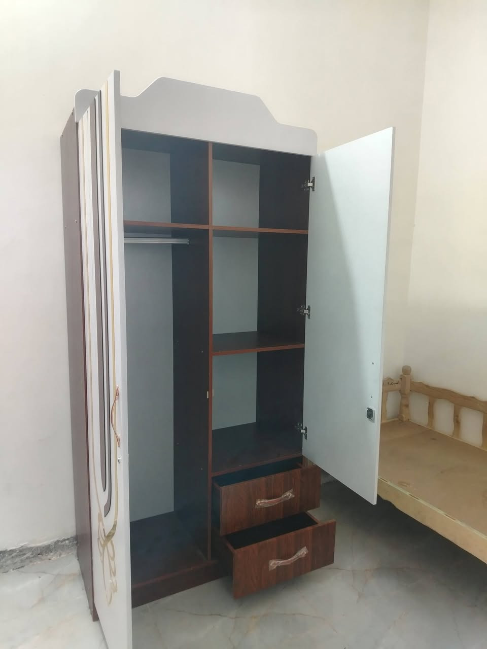 كناتير ٦ للبيع ستخدام كلش قليل كل ٣ من شكل
ناصريه مركز المدينه
***********
