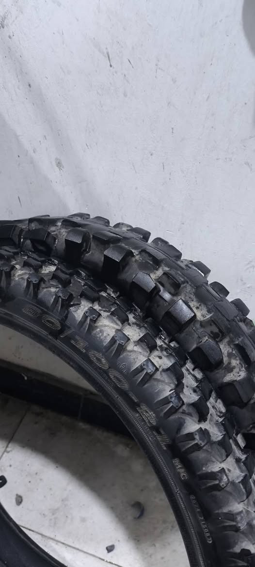 تايرات قفاز حجم امامي 21 خلفي 18 مكانهن بصره شط العرب يوجد توصيل سعرهن ثنينهن ب 50 ويه التوصيل نضيفات 80% رقمي ***********
