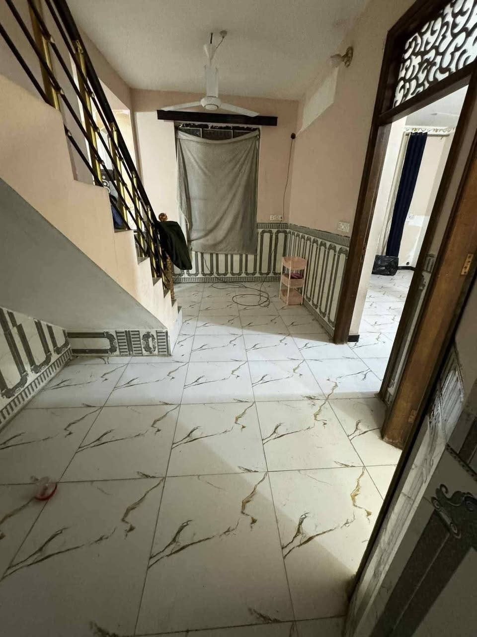 #لليجار
سلام عليكم ورحمة الله وبركاته 

بيت لليجار في التقيه الثالثه قرب مازن البنجرجي 

مساحه ١٠٠متر مربع نضيف جداً

يحتوي على 

غرفه نوم عدد 2

صحيات عدد 2

صاله 

مطبخ                                                                                      

استقبال

للاستفسار اكثر زيارت المكتب تقيه الثالثه قرب مازن البنجرجي 

مكتب ارض الملوك 

اوو الاتصال على☎️

***********
