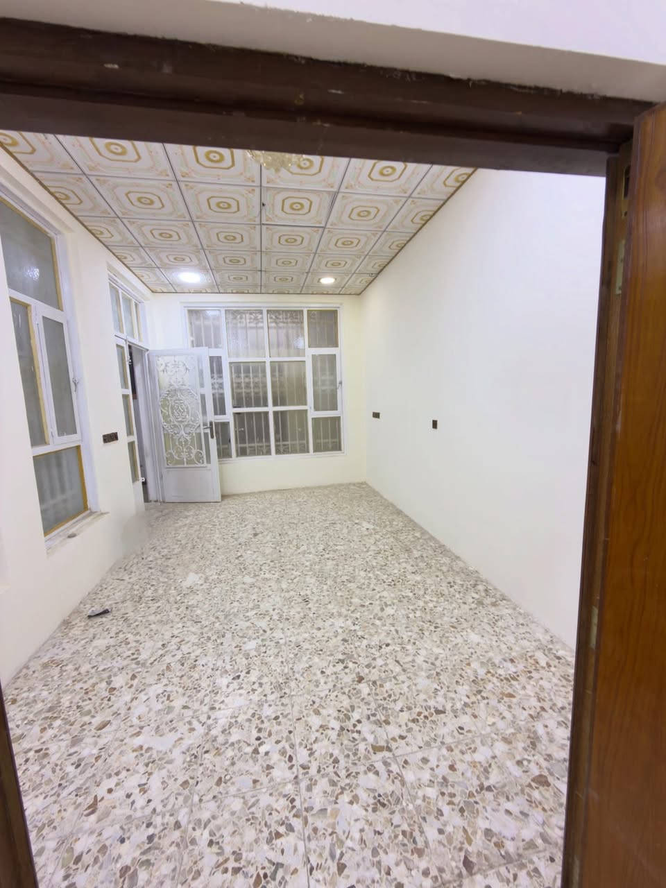 دار للبيع في حي الفرات شارع حمورابي قرب اسواق الجوهره
المساحه 138 واجهة 6 نزال 23

الاول كونكريت غرفه وصاله وبراني ومطبخ حار وبارد وصحيات داخليه وخارجيه ومناور 

الثاني عكاده غرفه وبيتونه وسطحين امامي وخلفي

عالي عن الشارع موقع حلو وقريب ع شارع حمورابي رابع بيت عن الشارع الرئيسي خدمات كامله علما ان البيت فارغ حاليا وجاهز للسكن

للاستفسار ***********
