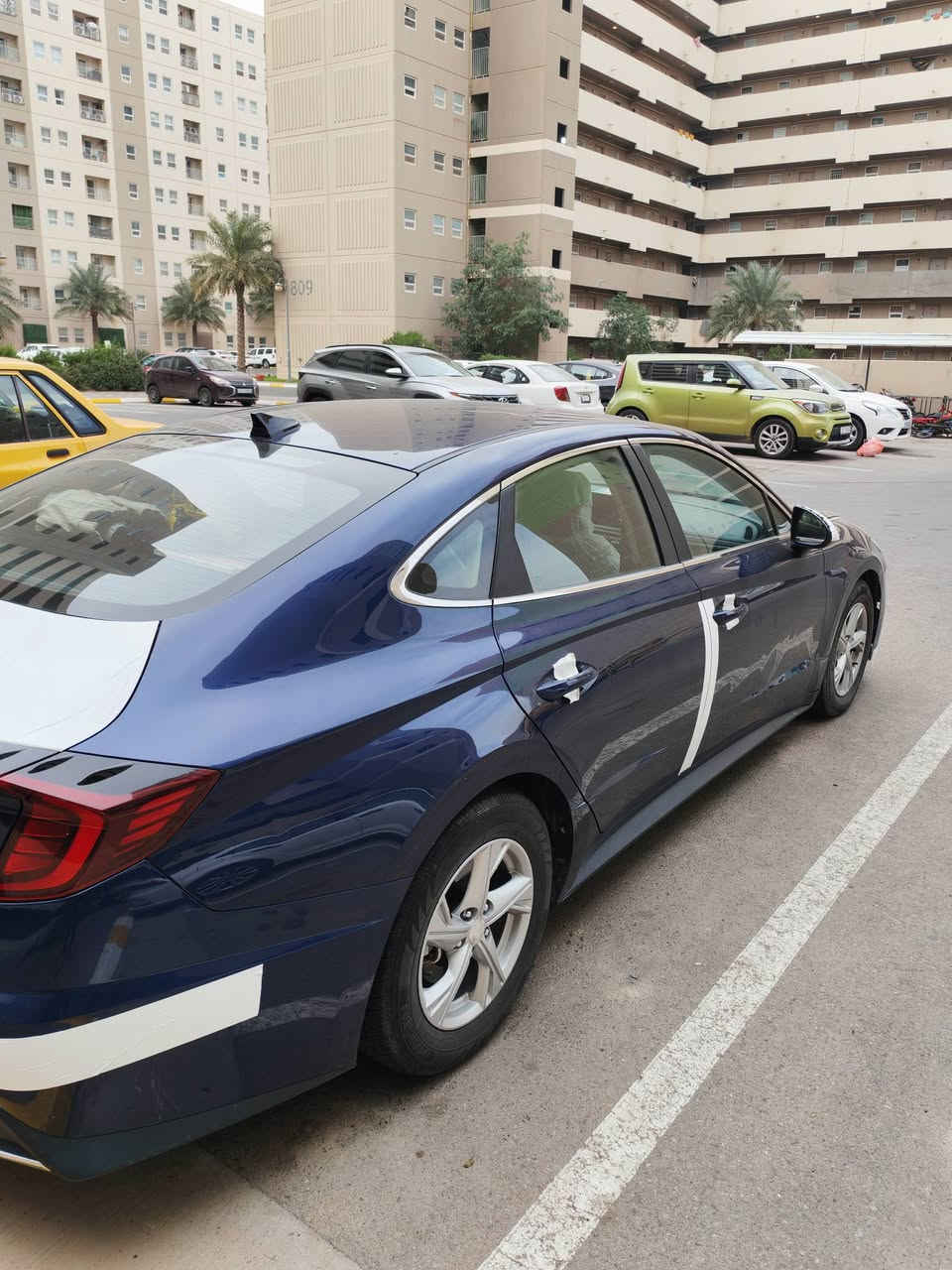 سوناتا ٢١ بغداد بأسمي ٣ قطع صبغ جاملغات اماميه وبنيد بدون لغد ولا شاصي جاهزه من جميع النواحي محرك ٢٥٠٠ نص مواصفات  ماشيه ٩٠ الف كيلوا مكاني بصره ***********
