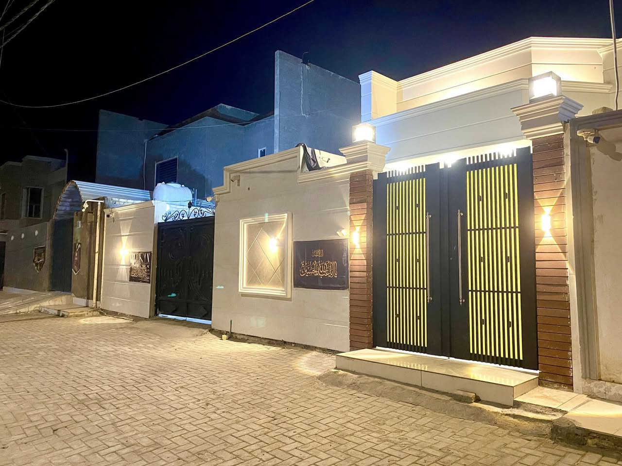 #إعلان رقم (205)

 // دار و عرصة للبيع المكان ال 36 شارع _20_  //

 #التفاصيل

دار للبيع المساحة _ 150 _ م طابق واحد جديد
غرفة واحدة + صالة + استقبال + مطبخ + صحيات داخلية وخارجية + طارمة خمس متر  +مخزن بالسطح 

و عرصة المساحة _ 150 _ م جاهزة سياج وكل تفاصيل أساس حجر ودفن تراب + سبيس وحدل الارض + سبتتنك 4*4 
العرصة تسحب عليه قرض 

الدار والعرصة طابو صرف ينباع اثنينهم او واحد منهم عرصه ام الدار المساحة الكلية _ 300 _م 

الموقع شارع _ 20 _ بظهر اذاعة الكفيل  موقع جيد
عرض الرصيف مقابل الدار _5 _م 
البيع الدار بالنقد 

الاستفسار اكثر مراجعة مكتبنا او مراسلة الصفحة او الاتصال على الرقم ادناه 

#العراق _ السماوة _حي العسكري _ قرب جامع الامام علي (ع)

رقم المكتب_ ***********_ ابو حسين 

#الخارطة للاستثمار العقاري #
        _خدمات عقارية_
