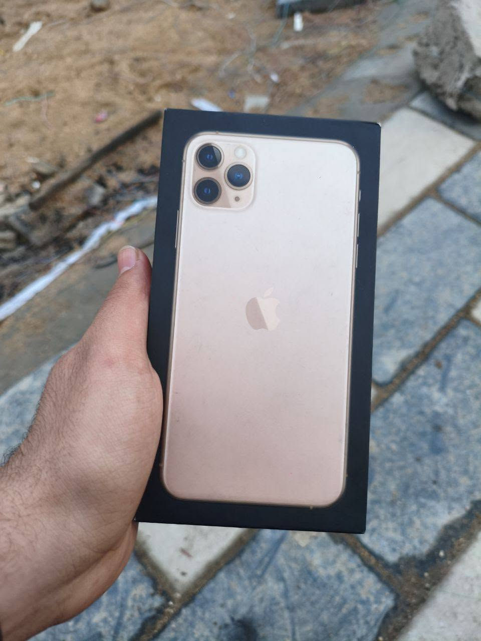 السلام عليكم
ايفون 11pro max 
ذاكرة 256
مبدل شاشة وبطارية 
وزر الي يعلي وينصي مو شغال
جهاز نضيف شخط مابي
ويجي وياه كارتونة الجهاز الاصلي

سعر :٢٥٠
***********
مكاني الدورة
