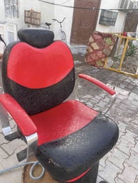 كرسي حلاقه + مرايه للبيع  ‭٠٧٨٢ ٥٥٢ ٦٩٧٧‬