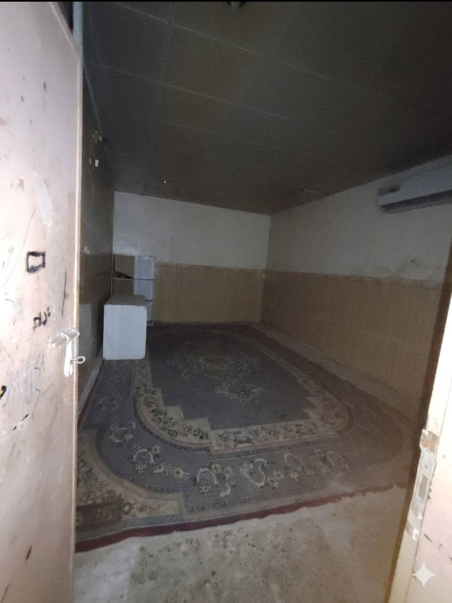 🏡 للبيع – بيت في حي القدس

📍 الموقع: حي القدس، مقابل الأنصار، جهة المستوصف، على الساحة.

🔹 المساحة: 150 م²
🔹 البناء: طابق ونصف، بناء طابوق شيلمان (البناء قديم).

مواصفات البيت:

- 3 غرف نوم.
- صالة.
- مطبخ حار + مطبخ بارد.
- تخاريج.
- عدد (2) مكشوفة.

ويحتوي أيضاً على مشتمل مستقل يضم:

- غرفة.
- مطبخ.
- تخاريج.
- مكشوفة.

💰 السعر: 180 مليون دينار، وقابل للتفاوض.

للاستفسار  يرجى التواصل على الخاص أو الاتصال ع الرقم ***********
